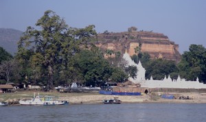 Arriving at Mingun