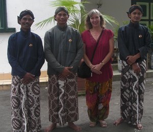 Glynis with the Sultan's Palace guards