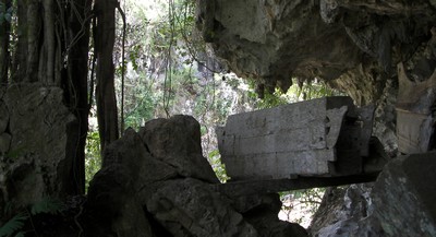 Coffins at Tampangg'alo